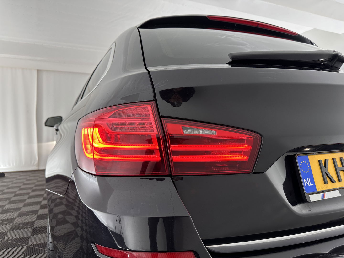 BMW 5 Serie Touring 530d High Executive Luxury-Line Aut. *PANO | LUXURY-LEATHER | HEAD-UP | BI-XENON | MEMORY-PACK | HIFI-SOUND | HEATED-COMFORT-SEATS | NAVI-FULLMAP | CRUISE | TOWBAR | SHIFT-PADDLES | LANE-ASSIST | ECC | PDC | 18''ALU*