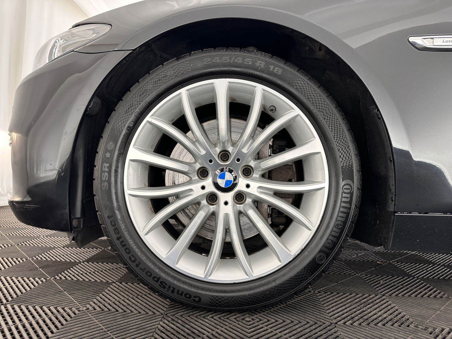 BMW 5 Serie Touring 530d High Executive Luxury-Line Aut. *PANO | LUXURY-LEATHER | HEAD-UP | BI-XENON | MEMORY-PACK | HIFI-SOUND | HEATED-COMFORT-SEATS | NAVI-FULLMAP | CRUISE | TOWBAR | SHIFT-PADDLES | LANE-ASSIST | ECC | PDC | 18''ALU*