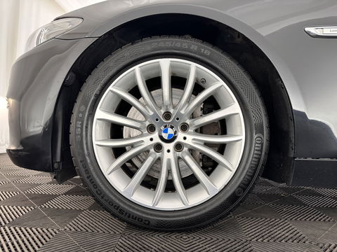 BMW 5 Serie Touring 530d High Executive Luxury-Line Aut. *PANO | LUXURY-LEATHER | HEAD-UP | BI-XENON | MEMORY-PACK | HIFI-SOUND | HEATED-COMFORT-SEATS | NAVI-FULLMAP | CRUISE | TOWBAR | SHIFT-PADDLES | LANE-ASSIST | ECC | PDC | 18''ALU*