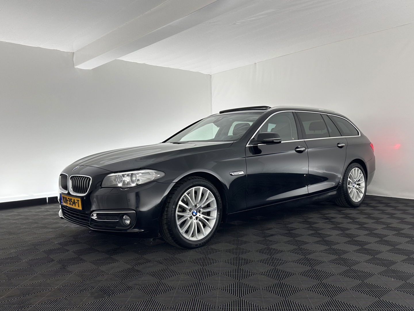 BMW 5 Serie Touring 530d High Executive Luxury-Line Aut. *PANO | LUXURY-LEATHER | HEAD-UP | BI-XENON | MEMORY-PACK | HIFI-SOUND | HEATED-COMFORT-SEATS | NAVI-FULLMAP | CRUISE | TOWBAR | SHIFT-PADDLES | LANE-ASSIST | ECC | PDC | 18''ALU*