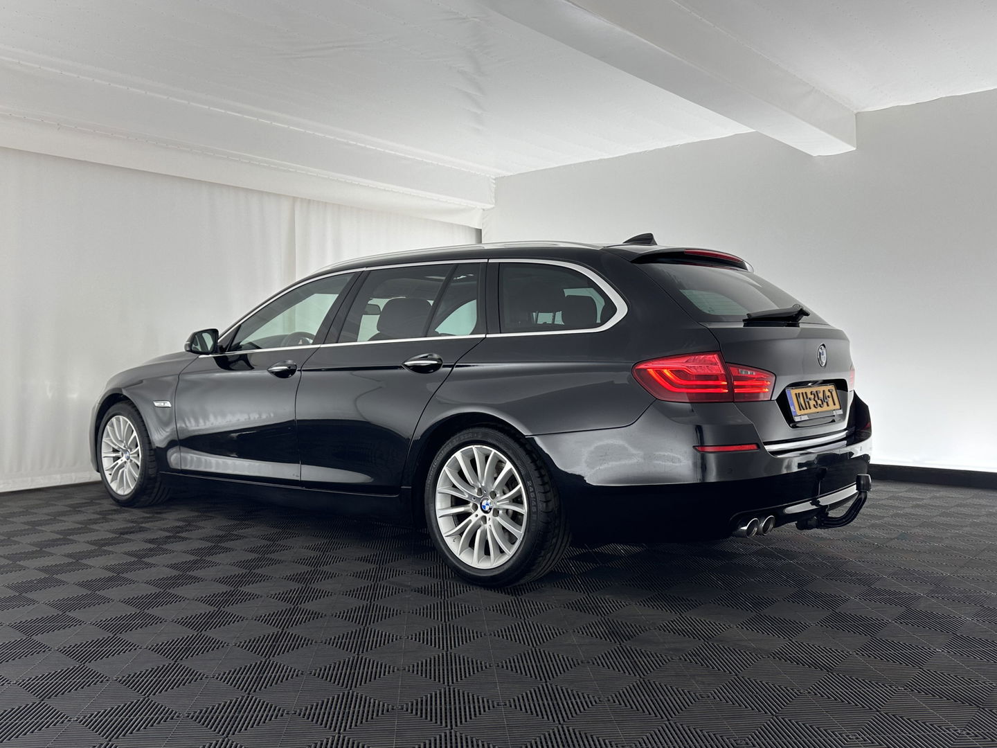 BMW 5 Serie Touring 530d High Executive Luxury-Line Aut. *PANO | LUXURY-LEATHER | HEAD-UP | BI-XENON | MEMORY-PACK | HIFI-SOUND | HEATED-COMFORT-SEATS | NAVI-FULLMAP | CRUISE | TOWBAR | SHIFT-PADDLES | LANE-ASSIST | ECC | PDC | 18''ALU*