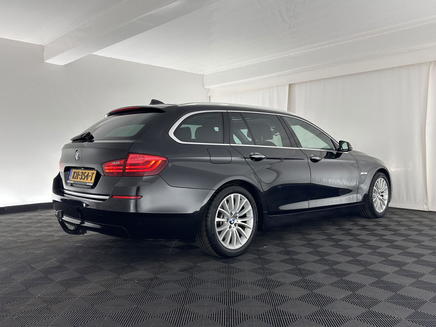 BMW 5 Serie Touring 530d High Executive Luxury-Line Aut. *PANO | LUXURY-LEATHER | HEAD-UP | BI-XENON | MEMORY-PACK | HIFI-SOUND | HEATED-COMFORT-SEATS | NAVI-FULLMAP | CRUISE | TOWBAR | SHIFT-PADDLES | LANE-ASSIST | ECC | PDC | 18''ALU*