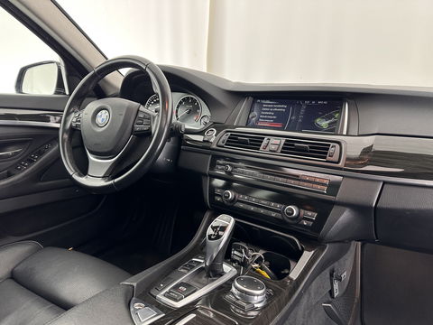 BMW 5 Serie Touring 530d High Executive Luxury-Line Aut. *PANO | LUXURY-LEATHER | HEAD-UP | BI-XENON | MEMORY-PACK | HIFI-SOUND | HEATED-COMFORT-SEATS | NAVI-FULLMAP | CRUISE | TOWBAR | SHIFT-PADDLES | LANE-ASSIST | ECC | PDC | 18''ALU*