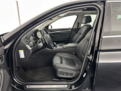 BMW 5 Serie Touring 530d High Executive Luxury-Line Aut. *PANO | LUXURY-LEATHER | HEAD-UP | BI-XENON | MEMORY-PACK | HIFI-SOUND | HEATED-COMFORT-SEATS | NAVI-FULLMAP | CRUISE | TOWBAR | SHIFT-PADDLES | LANE-ASSIST | ECC | PDC | 18''ALU*