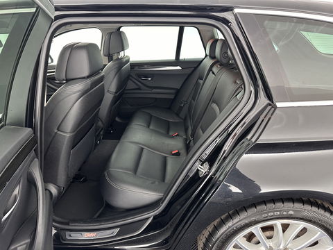 BMW 5 Serie Touring 530d High Executive Luxury-Line Aut. *PANO | LUXURY-LEATHER | HEAD-UP | BI-XENON | MEMORY-PACK | HIFI-SOUND | HEATED-COMFORT-SEATS | NAVI-FULLMAP | CRUISE | TOWBAR | SHIFT-PADDLES | LANE-ASSIST | ECC | PDC | 18''ALU*