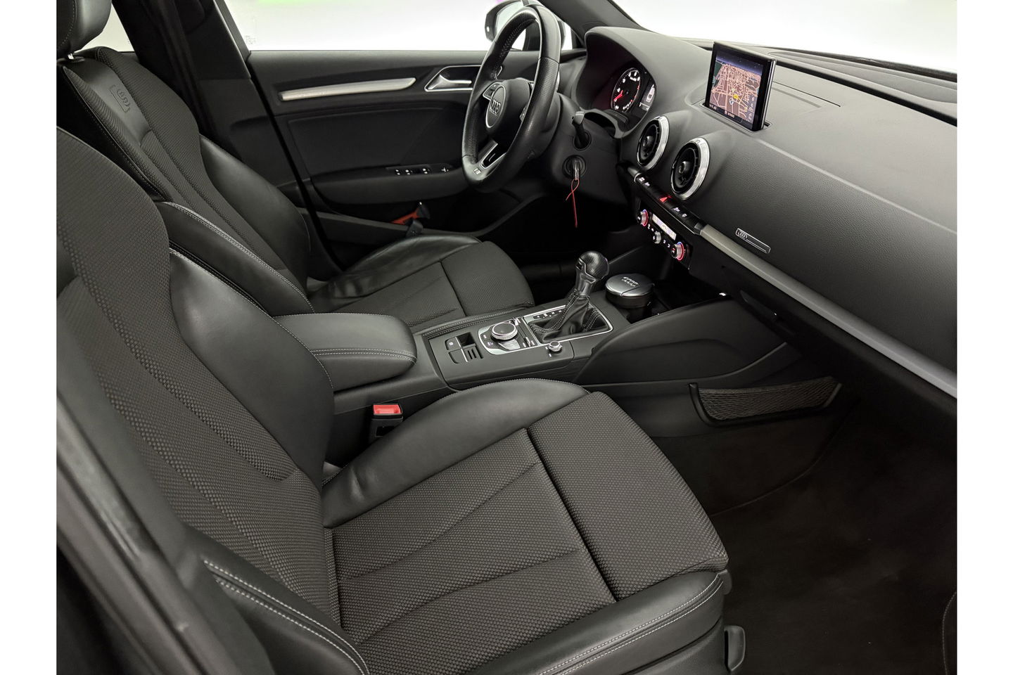 Audi A3 Limousine 30 TFSI S-line Automaat LED Clima Cruise Navigatie Parkeersensoren 18"LMV