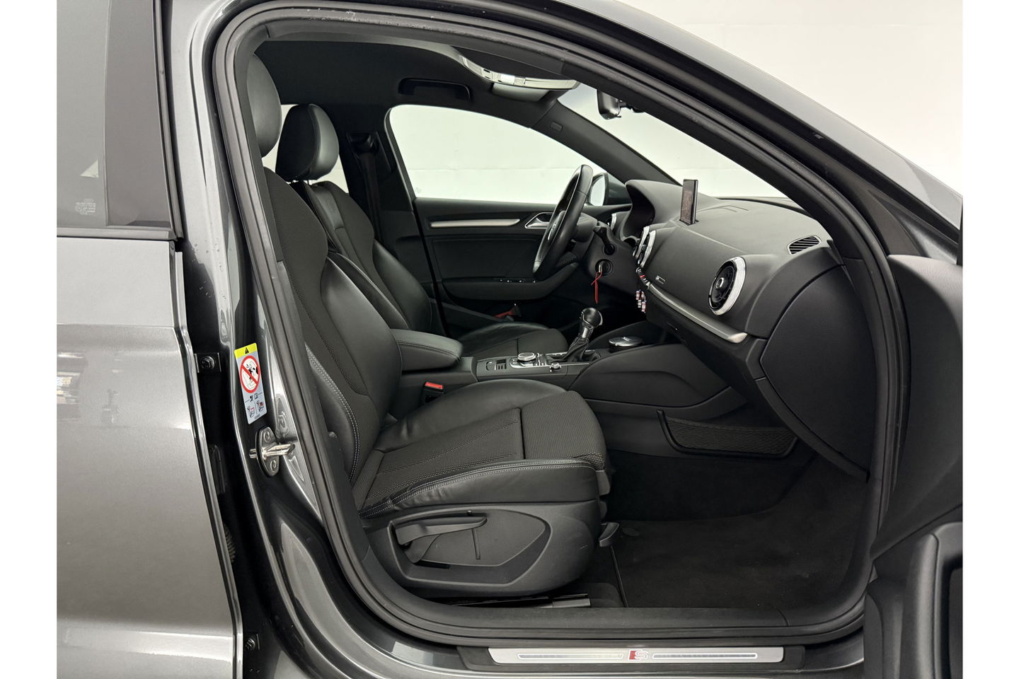 Audi A3 Limousine 30 TFSI S-line Automaat LED Clima Cruise Navigatie Parkeersensoren 18"LMV