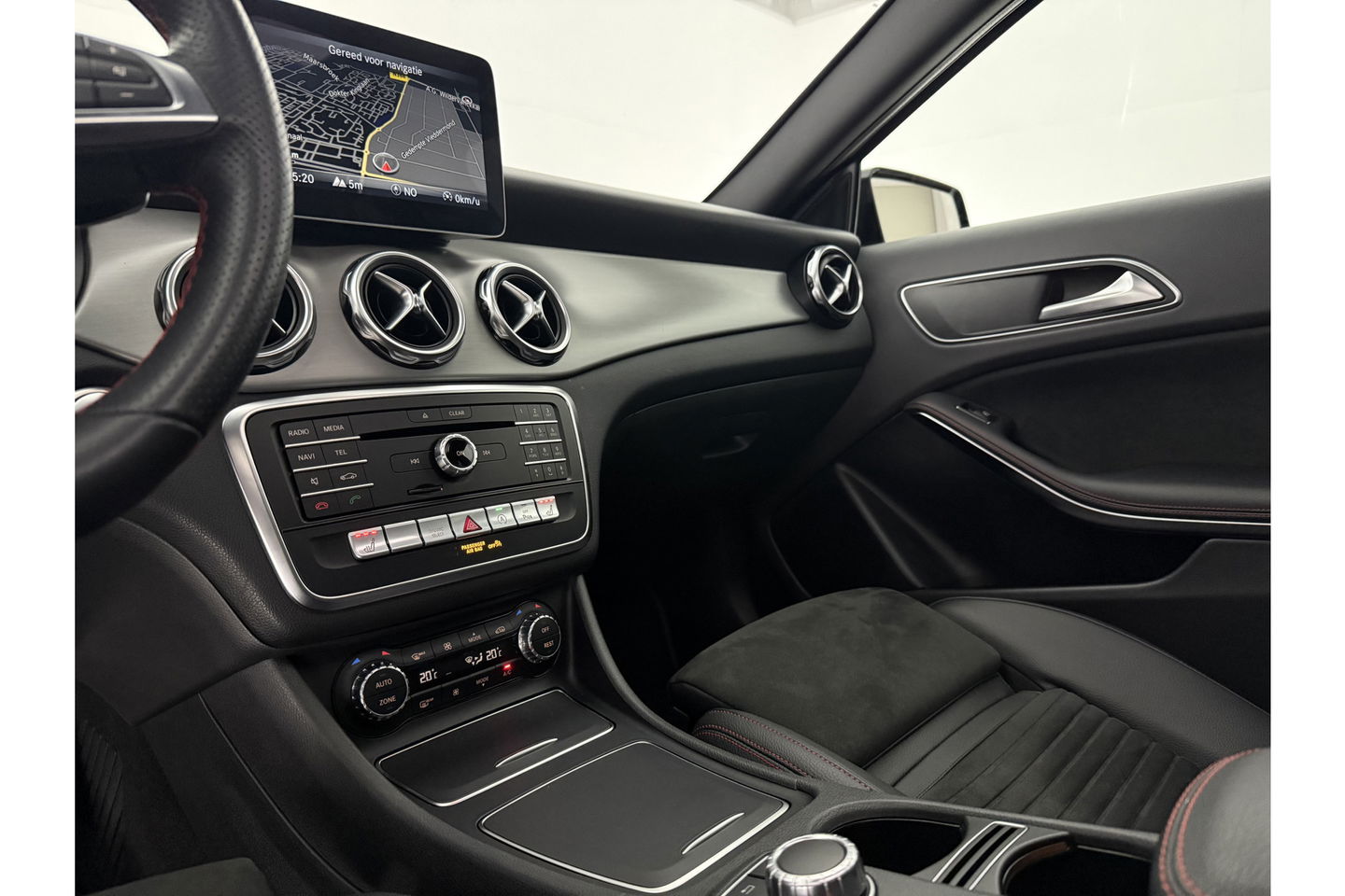 Mercedes-Benz GLA 180 AMG Night Upgrade Pano LED Camera Carplay Clima Cruise Navigatie PDC 19''LMV