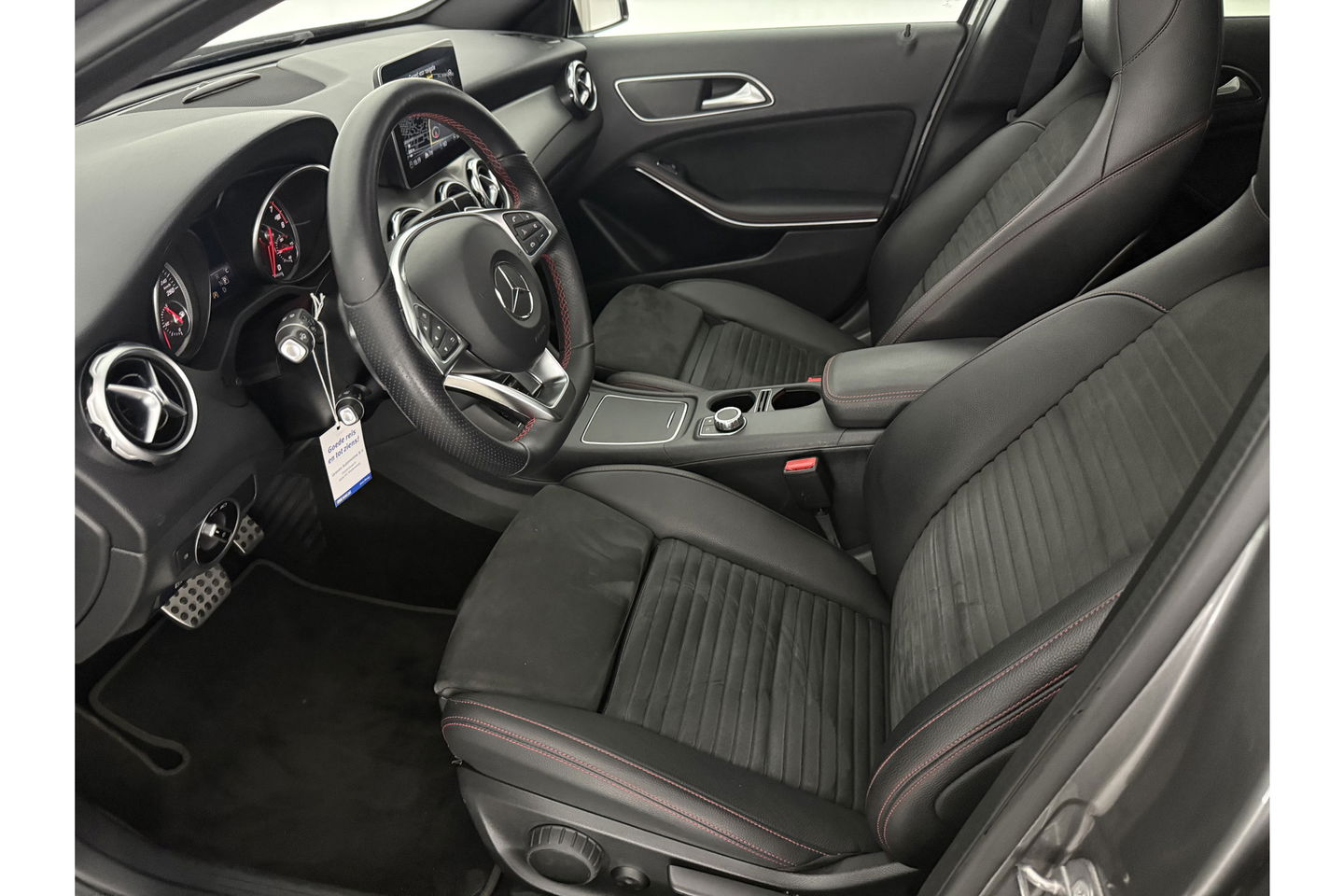 Mercedes-Benz GLA 180 AMG Night Upgrade Pano LED Camera Carplay Clima Cruise Navigatie PDC 19''LMV