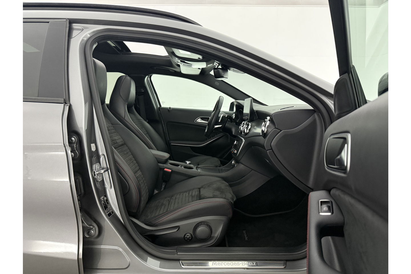 Mercedes-Benz GLA 180 AMG Night Upgrade Pano LED Camera Carplay Clima Cruise Navigatie PDC 19''LMV