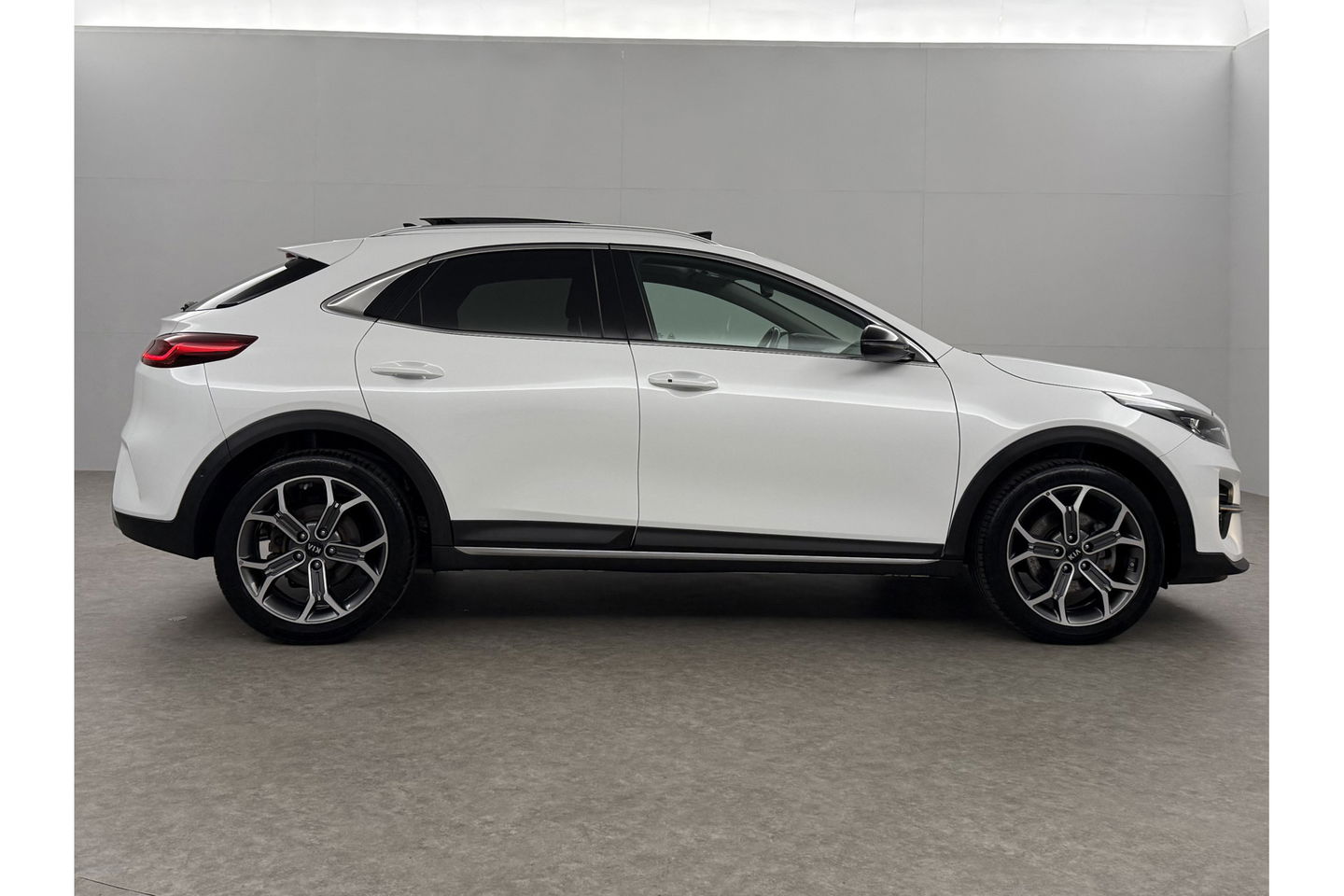 Kia Xceed 1.6 GDi PHEV ExecutiveLine 165PK Parelmoer Pano Carplay Camera LED Virtual Memory-Seats Leder 18"LMV Clima Navi PDC Stoel/Stuurverwarming