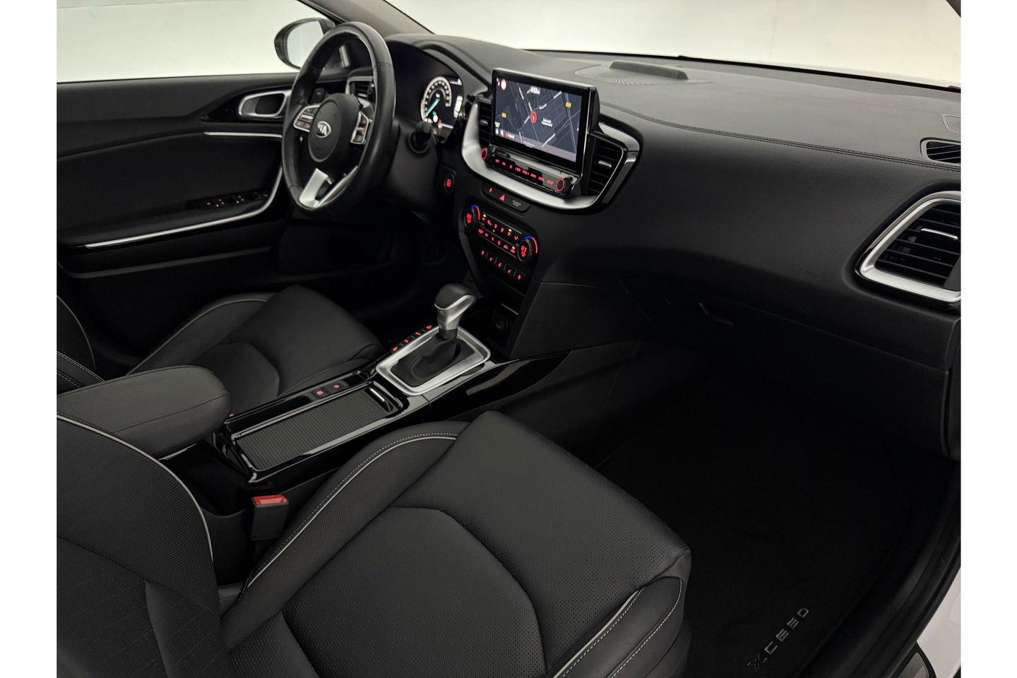 Kia Xceed 1.6 GDi PHEV ExecutiveLine 165PK Parelmoer Pano Carplay Camera LED Virtual Memory-Seats Leder 18"LMV Clima Navi PDC Stoel/Stuurverwarming