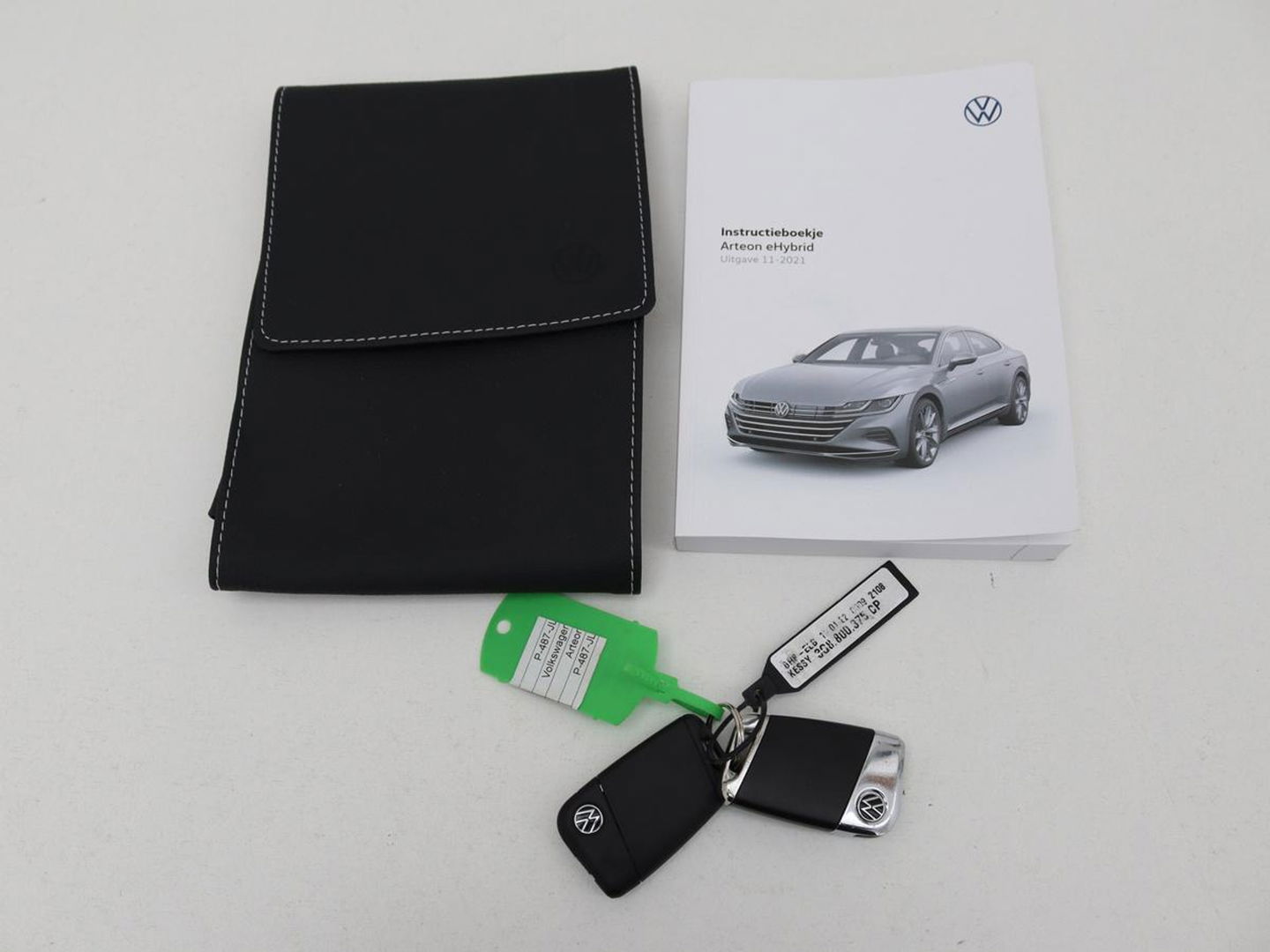 Volkswagen Arteon 1.4 TSI eHybrid R-Line Business+ | Panoramadak | Trekhaak | Stoelverwarming | Matrix LED | Adaptive cruise | Leder/Alcantara | Carplay | Camera | Keyless