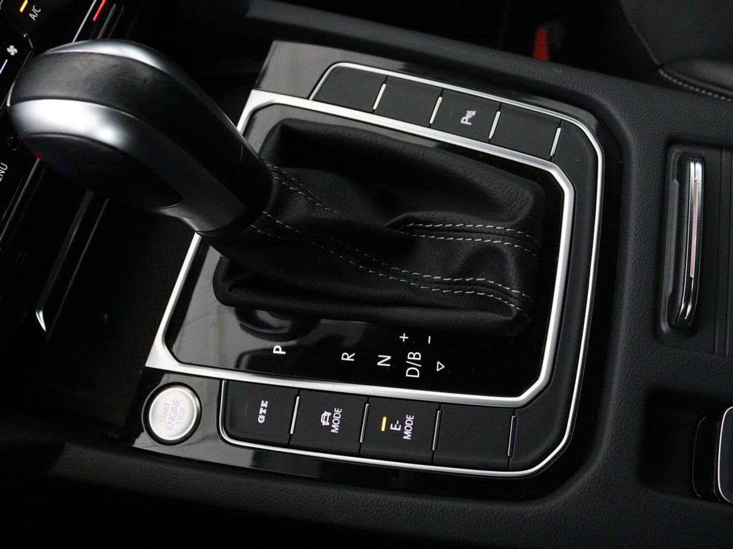 Volkswagen Arteon 1.4 TSI eHybrid R-Line Business+ | Panoramadak | Trekhaak | Stoelverwarming | Matrix LED | Adaptive cruise | Leder/Alcantara | Carplay | Camera | Keyless