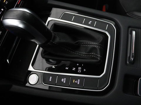 Volkswagen Arteon 1.4 TSI eHybrid R-Line Business+ | Panoramadak | Trekhaak | Stoelverwarming | Matrix LED | Adaptive cruise | Leder/Alcantara | Carplay | Camera | Keyless