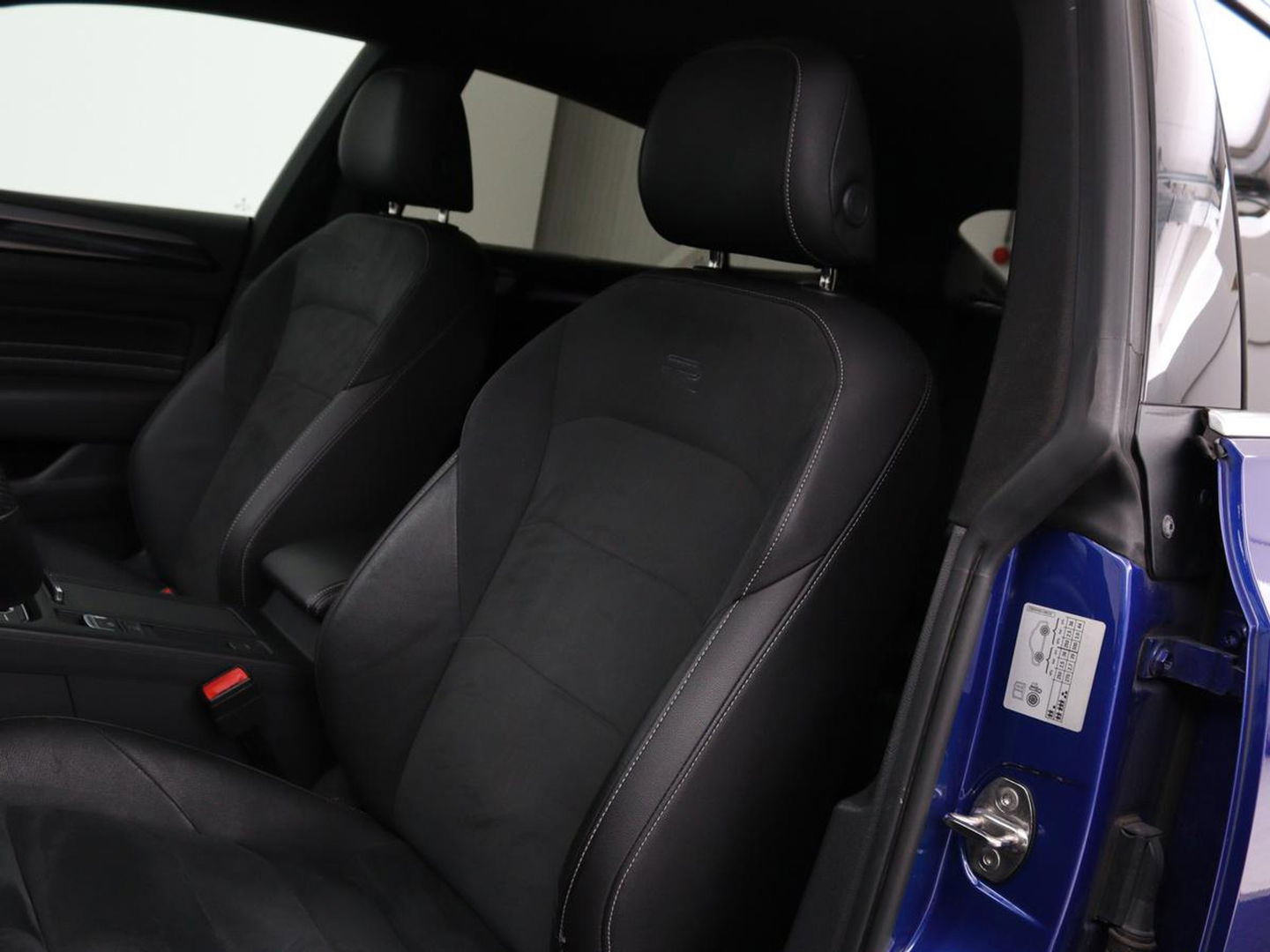 Volkswagen Arteon 1.4 TSI eHybrid R-Line Business+ | Panoramadak | Trekhaak | Stoelverwarming | Matrix LED | Adaptive cruise | Leder/Alcantara | Carplay | Camera | Keyless