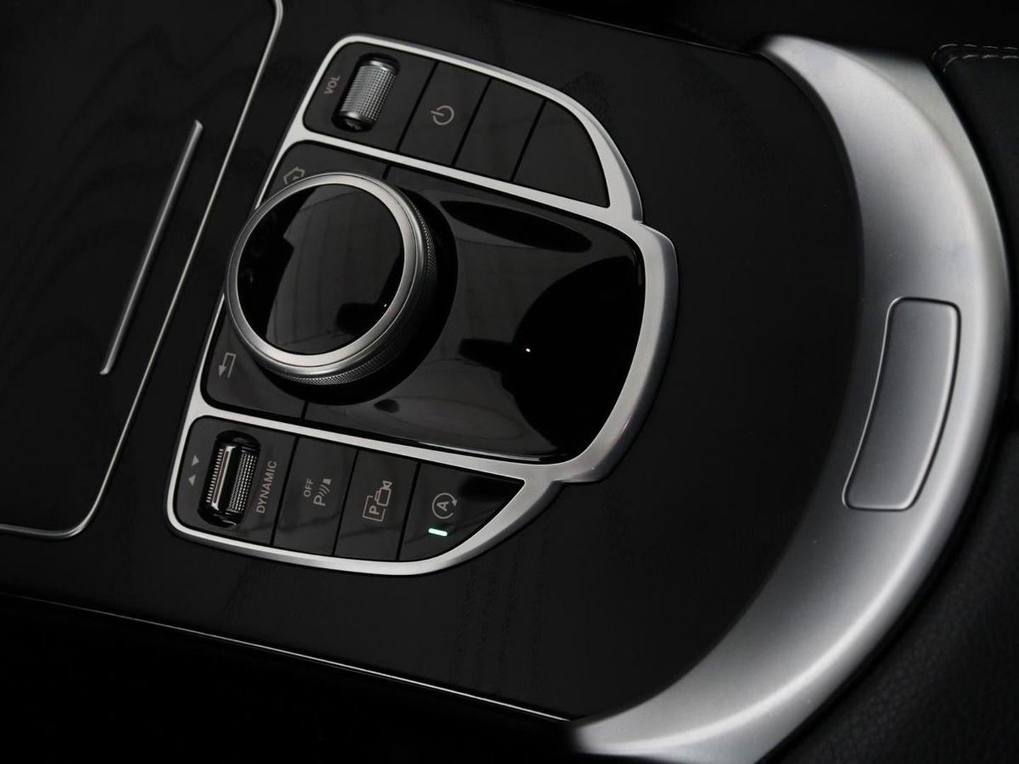 Mercedes-Benz C-Klasse 160 Business Solutions AMG | Stoelverwarming | Trekhaak | Leder/Alcantara | Camera | Navigatie | Park Assist | Full LED | Climate control