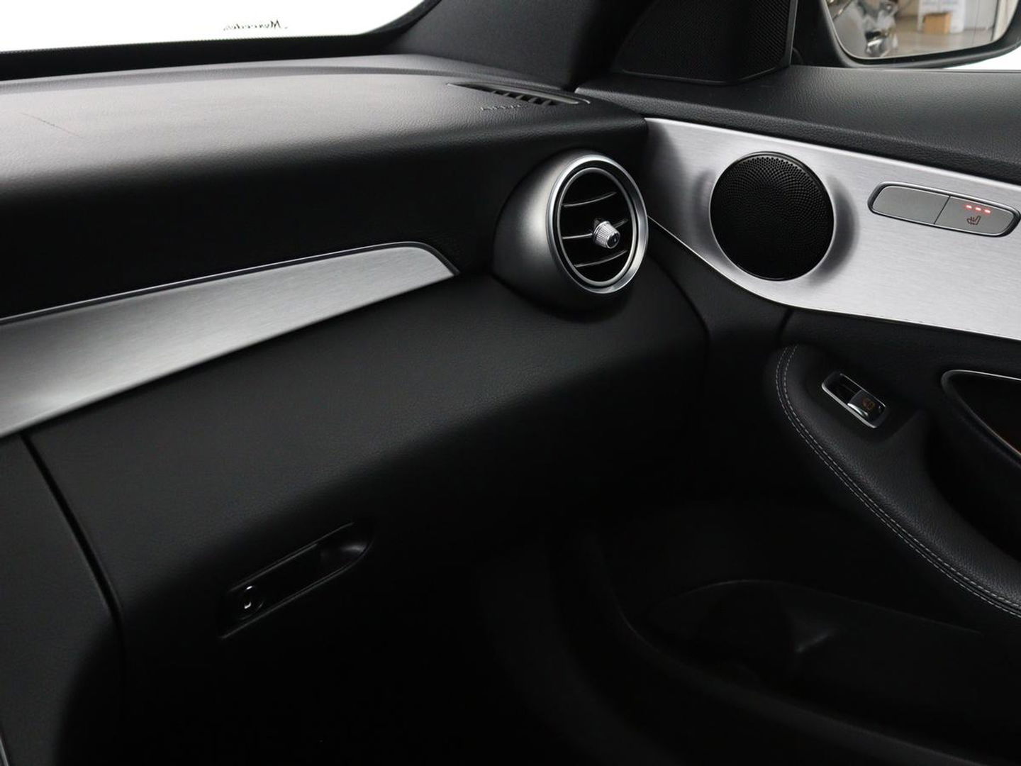Mercedes-Benz C-Klasse 160 Business Solutions AMG | Stoelverwarming | Trekhaak | Leder/Alcantara | Camera | Navigatie | Park Assist | Full LED | Climate control