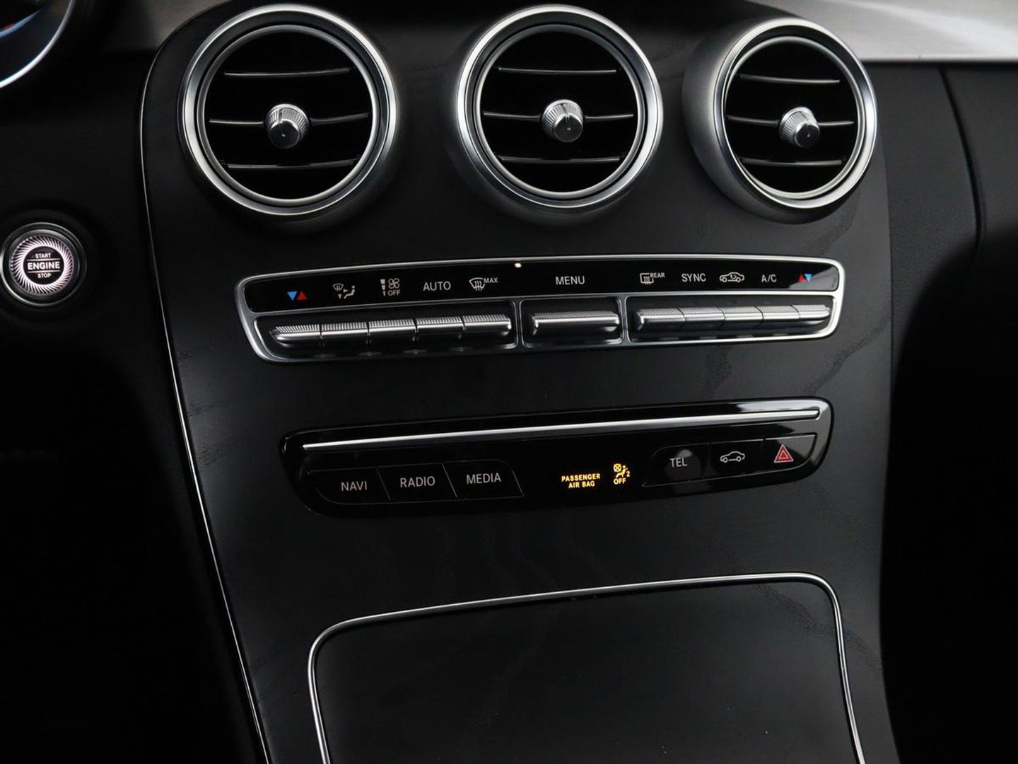 Mercedes-Benz C-Klasse 160 Business Solutions AMG | Stoelverwarming | Trekhaak | Leder/Alcantara | Camera | Navigatie | Park Assist | Full LED | Climate control