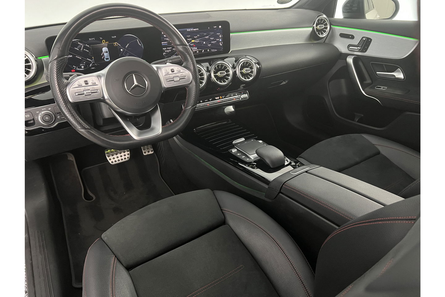 Mercedes-Benz A-Klasse 250 e AMG 235PK Hybride Pano Memory Sfeerverl. LED Virtual Camera Cruise Clima Navi PDC 18"LMV