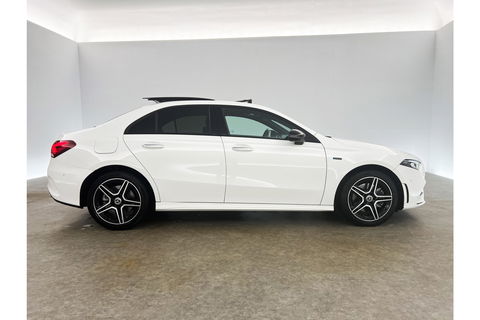 Mercedes-Benz A-Klasse 250 e AMG 235PK Hybride Pano Memory Sfeerverl. LED Virtual Camera Cruise Clima Navi PDC 18"LMV