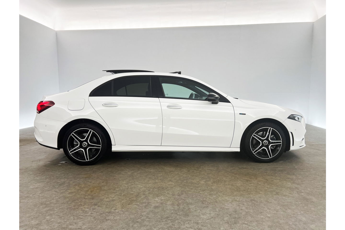 Mercedes-Benz A-Klasse 250 e AMG 235PK Hybride Pano Memory Sfeerverl. LED Virtual Camera Cruise Clima Navi PDC 18"LMV