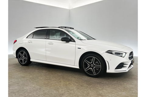Mercedes-Benz A-Klasse 250 e AMG 235PK Hybride Pano Memory Sfeerverl. LED Virtual Camera Cruise Clima Navi PDC 18"LMV