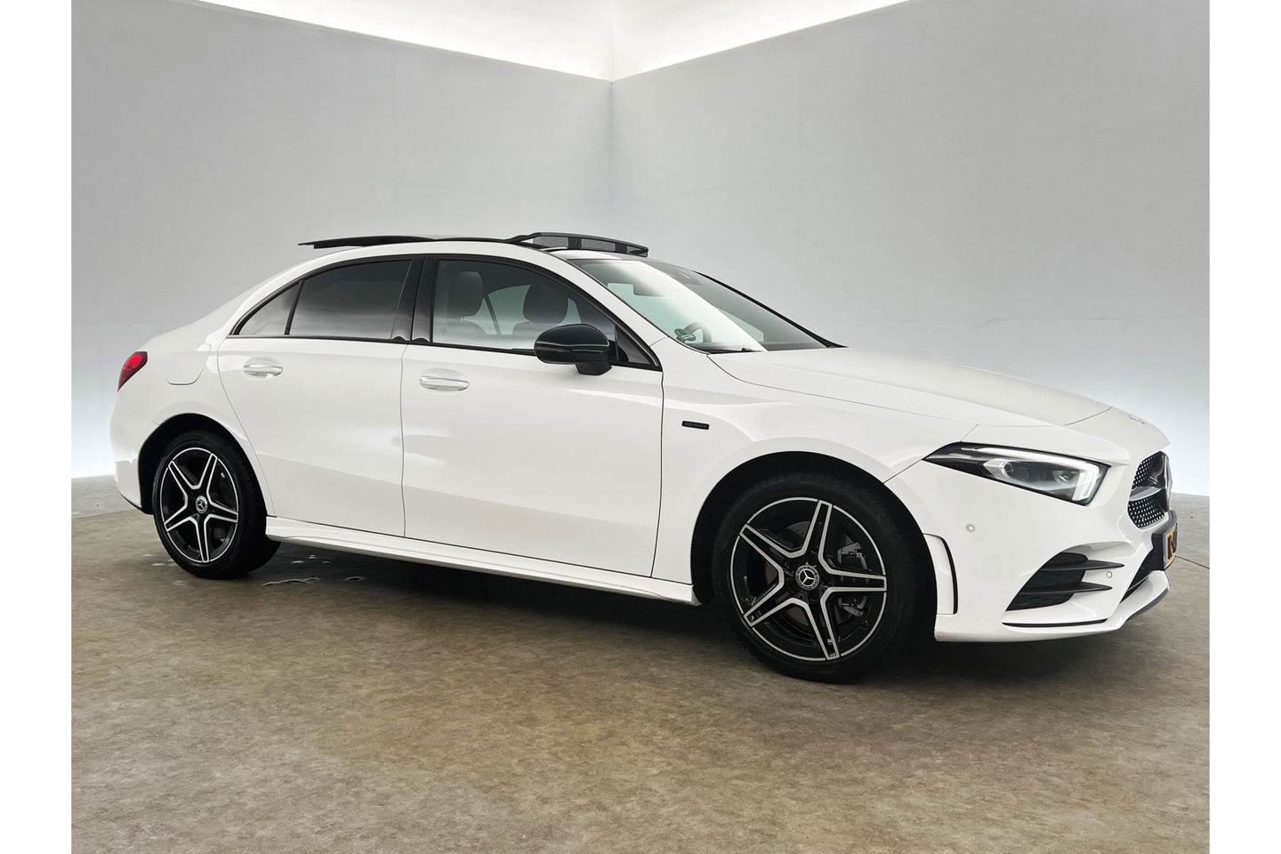 Mercedes-Benz A-Klasse 250 e AMG 235PK Hybride Pano Memory Sfeerverl. LED Virtual Camera Cruise Clima Navi PDC 18"LMV