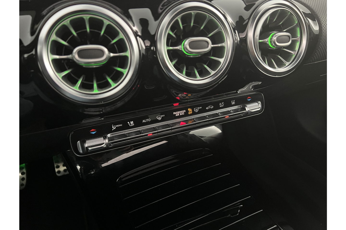 Mercedes-Benz A-Klasse 250 e AMG 235PK Hybride Pano Memory Sfeerverl. LED Virtual Camera Cruise Clima Navi PDC 18"LMV