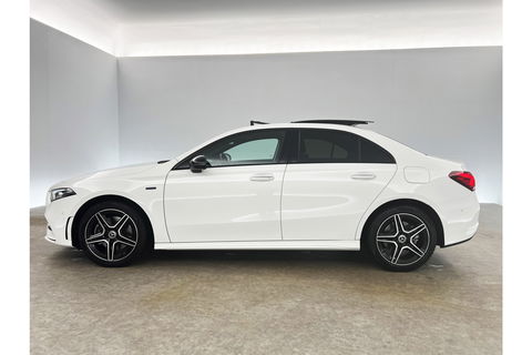 Mercedes-Benz A-Klasse 250 e AMG 235PK Hybride Pano Memory Sfeerverl. LED Virtual Camera Cruise Clima Navi PDC 18"LMV