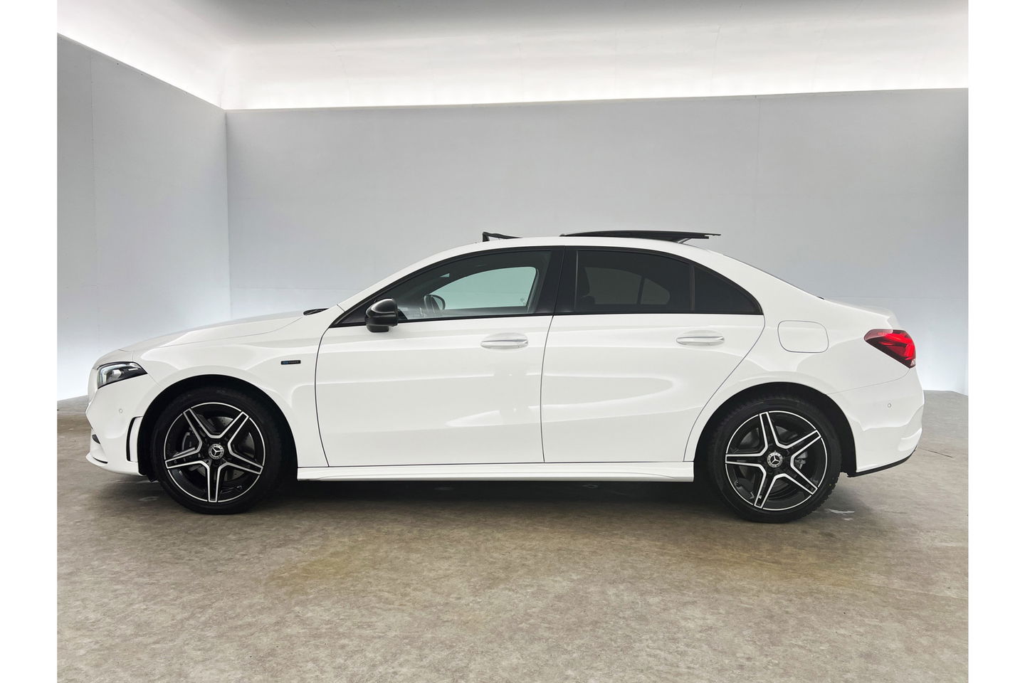 Mercedes-Benz A-Klasse 250 e AMG 235PK Hybride Pano Memory Sfeerverl. LED Virtual Camera Cruise Clima Navi PDC 18"LMV