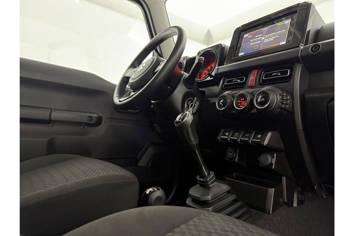 Suzuki Jimny 1.5 Allgrip 4x4 Airco Bullbar Lier Trekhaak Camera Cruise Navi LED Sidebars 4 Persoons 15"LMV