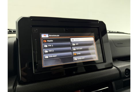 Suzuki Jimny 1.5 Allgrip 4x4 Airco Bullbar Lier Trekhaak Camera Cruise Navi LED Sidebars 4 Persoons 15"LMV