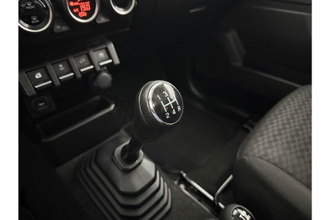 Suzuki Jimny 1.5 Allgrip 4x4 Airco Bullbar Lier Trekhaak Camera Cruise Navi LED Sidebars 4 Persoons 15"LMV