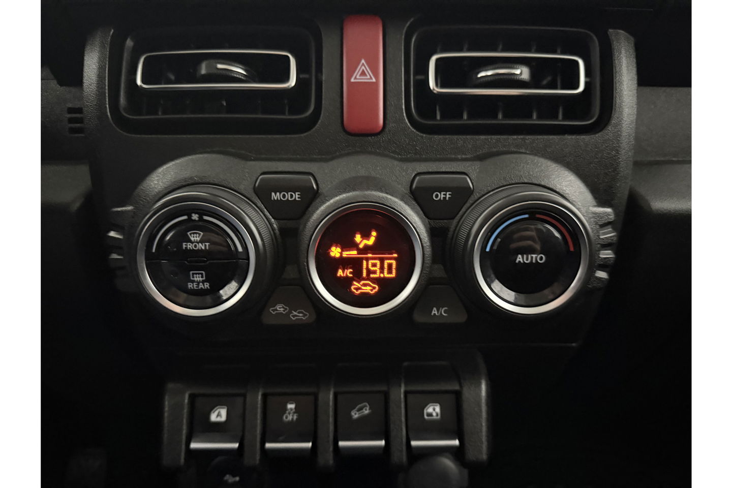 Suzuki Jimny 1.5 Allgrip 4x4 Airco Bullbar Lier Trekhaak Camera Cruise Navi LED Sidebars 4 Persoons 15"LMV