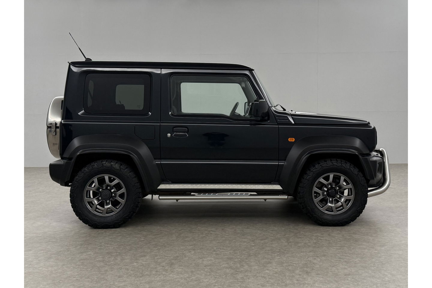 Suzuki Jimny 1.5 Allgrip 4x4 Airco Bullbar Lier Trekhaak Camera Cruise Navi LED Sidebars 4 Persoons 15"LMV