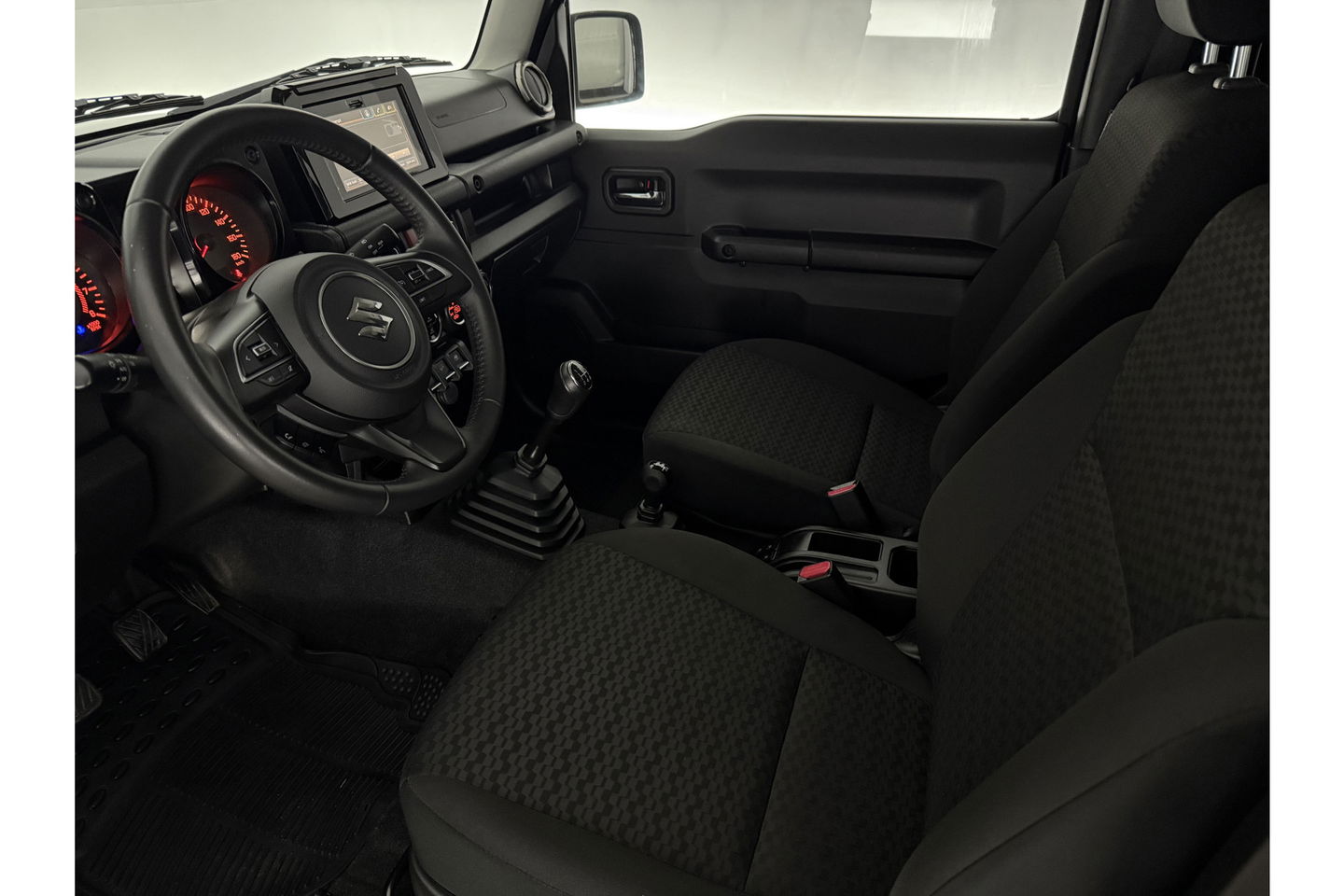 Suzuki Jimny 1.5 Allgrip 4x4 Airco Bullbar Lier Trekhaak Camera Cruise Navi LED Sidebars 4 Persoons 15"LMV
