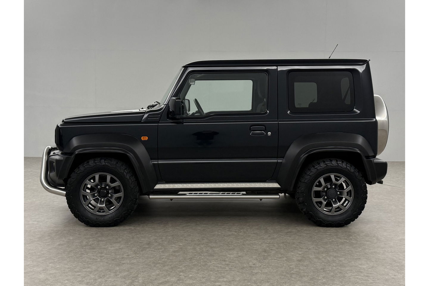 Suzuki Jimny 1.5 Allgrip 4x4 Airco Bullbar Lier Trekhaak Camera Cruise Navi LED Sidebars 4 Persoons 15"LMV