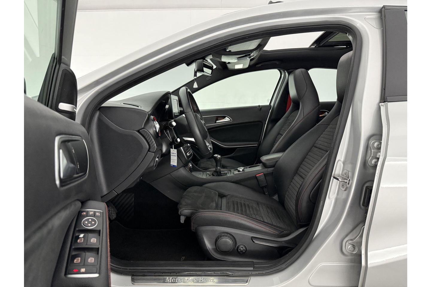 Mercedes-Benz A-Klasse 180 AMG | harman/kardon | Pano Camera LED Clima Cruise Parkeersensoren 18"LMV