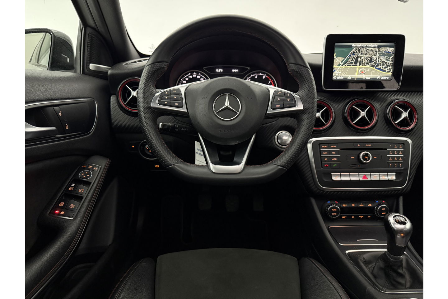 Mercedes-Benz A-Klasse 180 AMG | harman/kardon | Pano Camera LED Clima Cruise Parkeersensoren 18"LMV