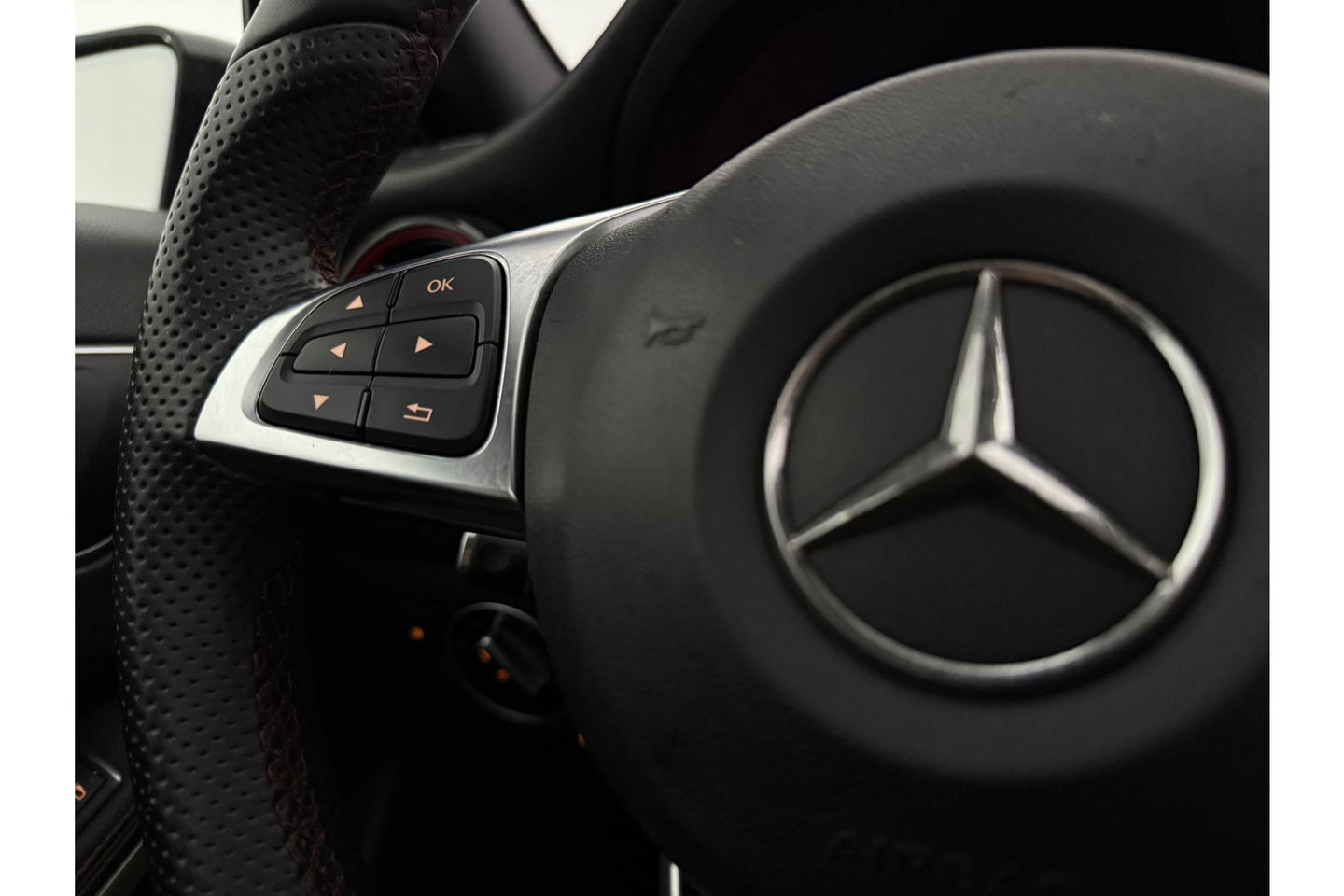 Mercedes-Benz A-Klasse 180 AMG | harman/kardon | Pano Camera LED Clima Cruise Parkeersensoren 18"LMV