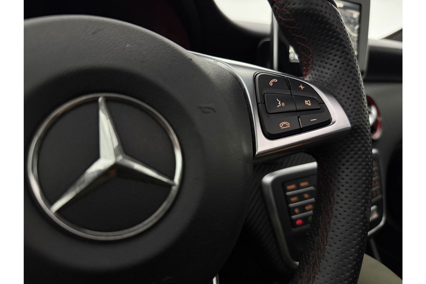 Mercedes-Benz A-Klasse 180 AMG | harman/kardon | Pano Camera LED Clima Cruise Parkeersensoren 18"LMV
