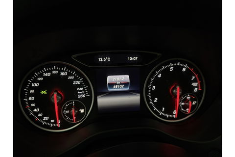 Mercedes-Benz A-Klasse 180 AMG | harman/kardon | Pano Camera LED Clima Cruise Parkeersensoren 18"LMV