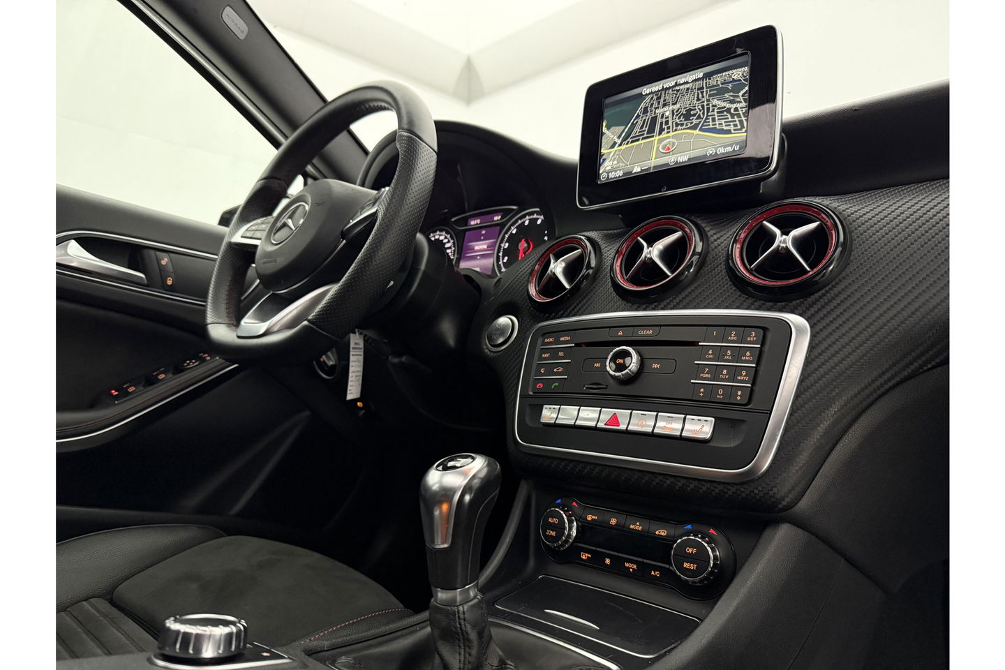 Mercedes-Benz A-Klasse 180 AMG | harman/kardon | Pano Camera LED Clima Cruise Parkeersensoren 18"LMV