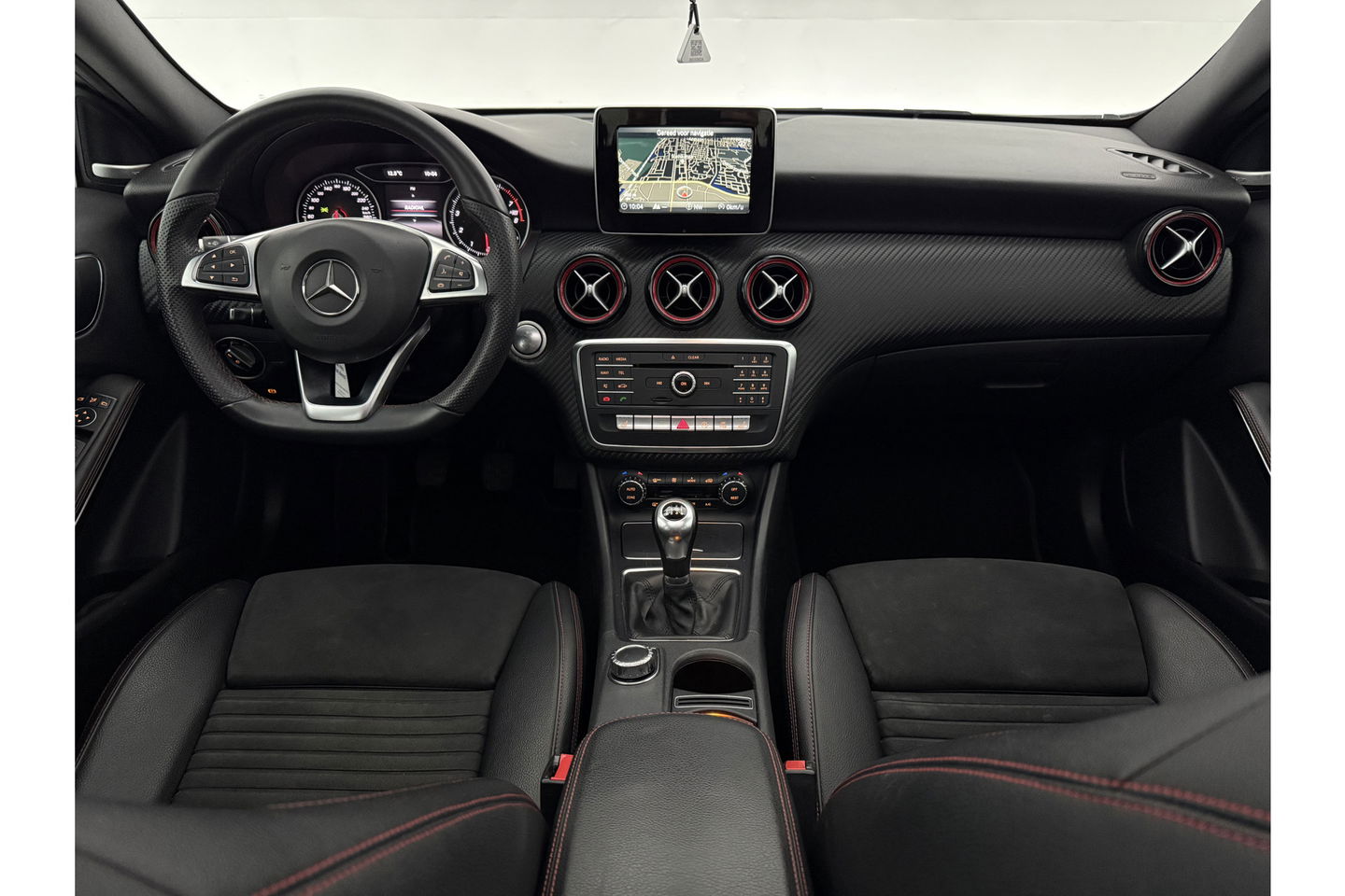 Mercedes-Benz A-Klasse 180 AMG | harman/kardon | Pano Camera LED Clima Cruise Parkeersensoren 18"LMV