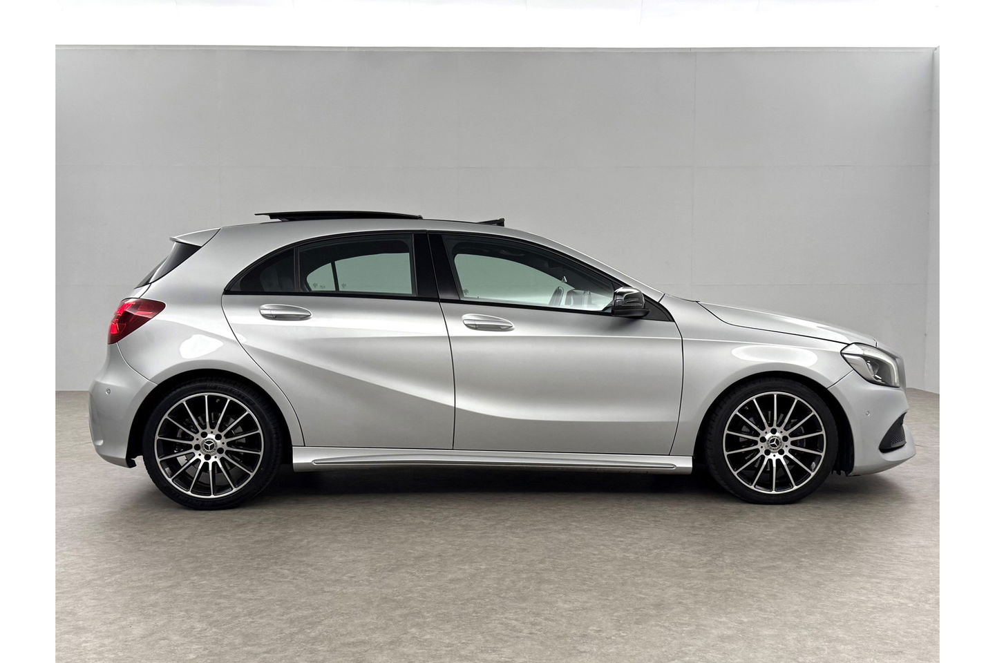 Mercedes-Benz A-Klasse 180 AMG | harman/kardon | Pano Camera LED Clima Cruise Parkeersensoren 18"LMV
