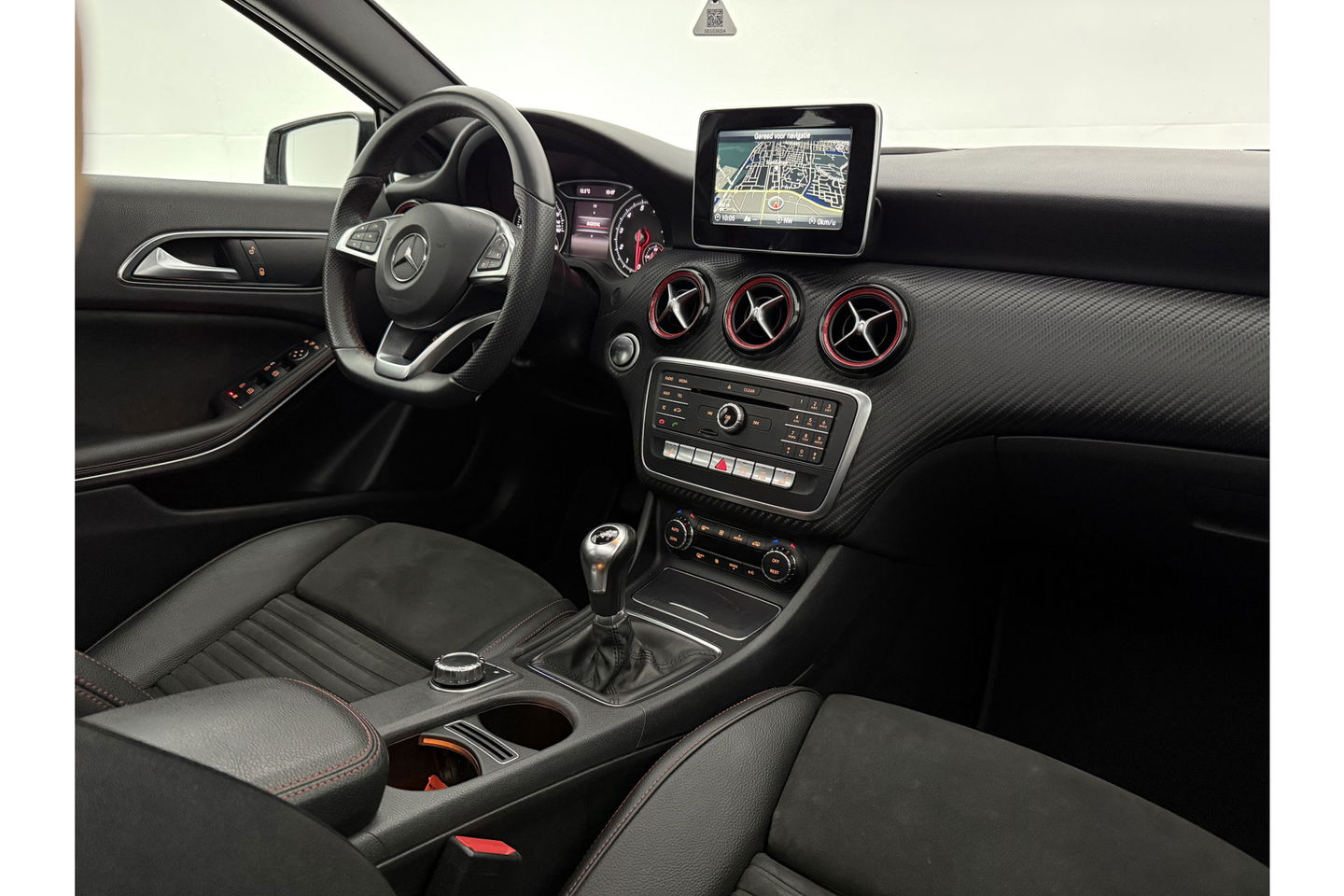 Mercedes-Benz A-Klasse 180 AMG | harman/kardon | Pano Camera LED Clima Cruise Parkeersensoren 18"LMV