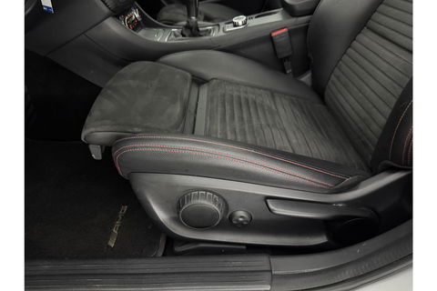 Mercedes-Benz A-Klasse 180 AMG | harman/kardon | Pano Camera LED Clima Cruise Parkeersensoren 18"LMV