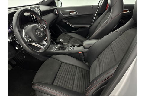 Mercedes-Benz A-Klasse 180 AMG | harman/kardon | Pano Camera LED Clima Cruise Parkeersensoren 18"LMV
