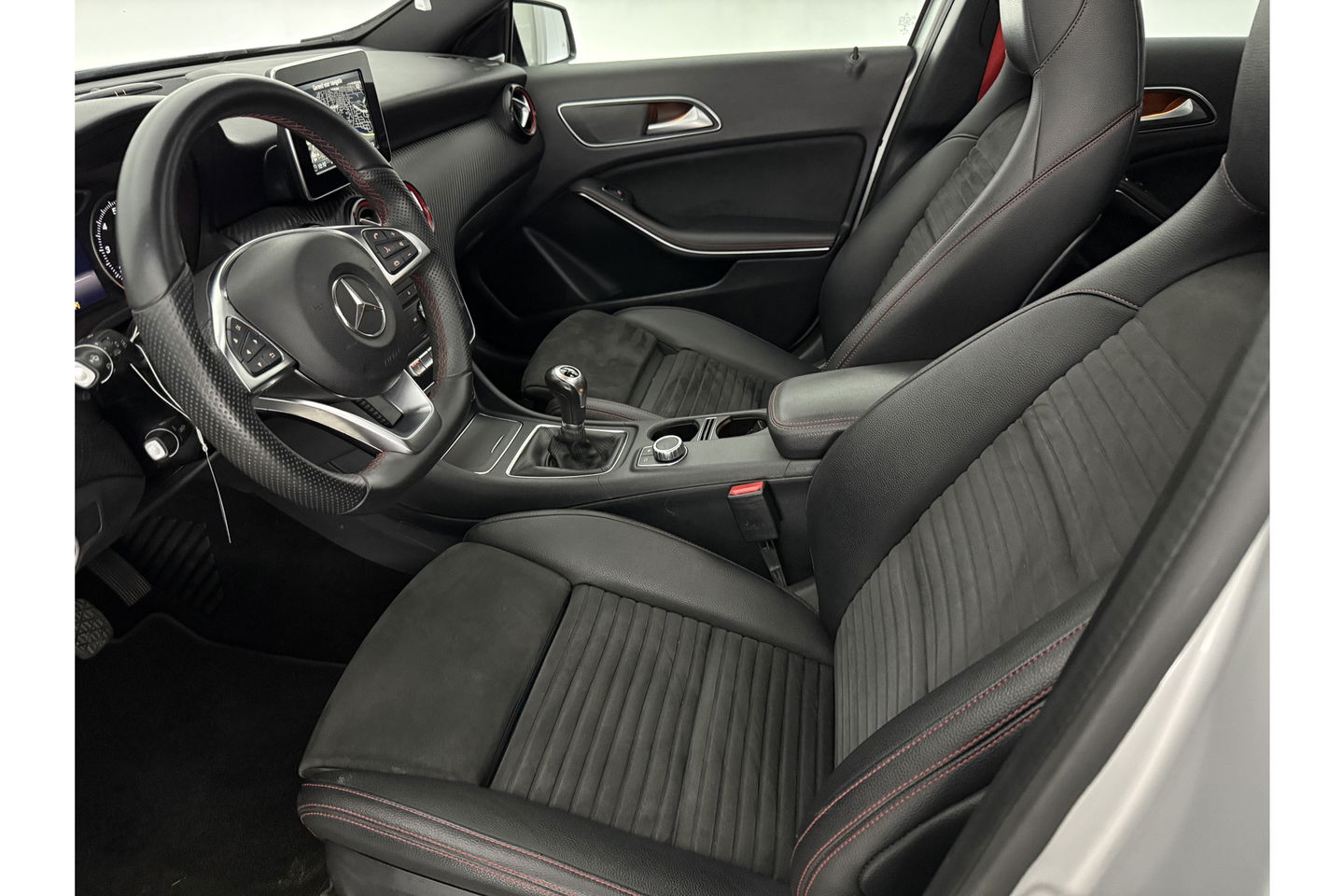 Mercedes-Benz A-Klasse 180 AMG | harman/kardon | Pano Camera LED Clima Cruise Parkeersensoren 18"LMV